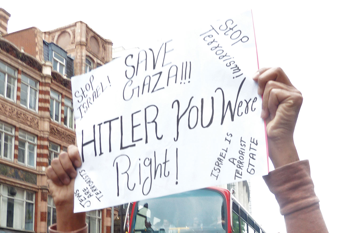 Antisemitiskt plakat från demonstration. Det står bland annat "Hitler you were right"